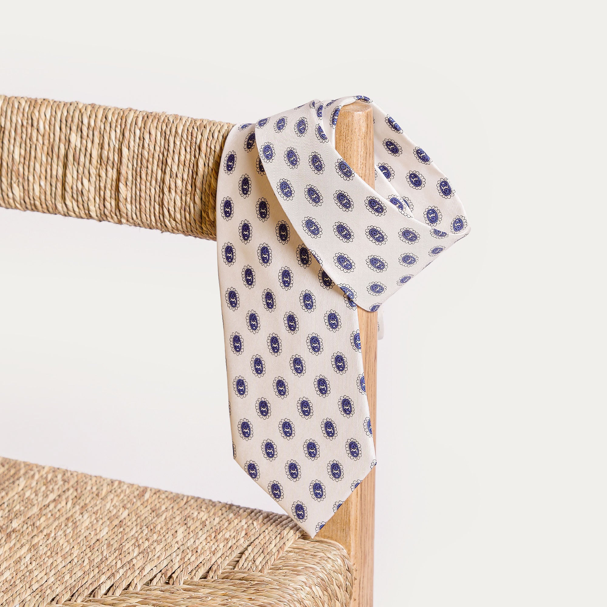 CRAVATE SOIE Médaillon blanc