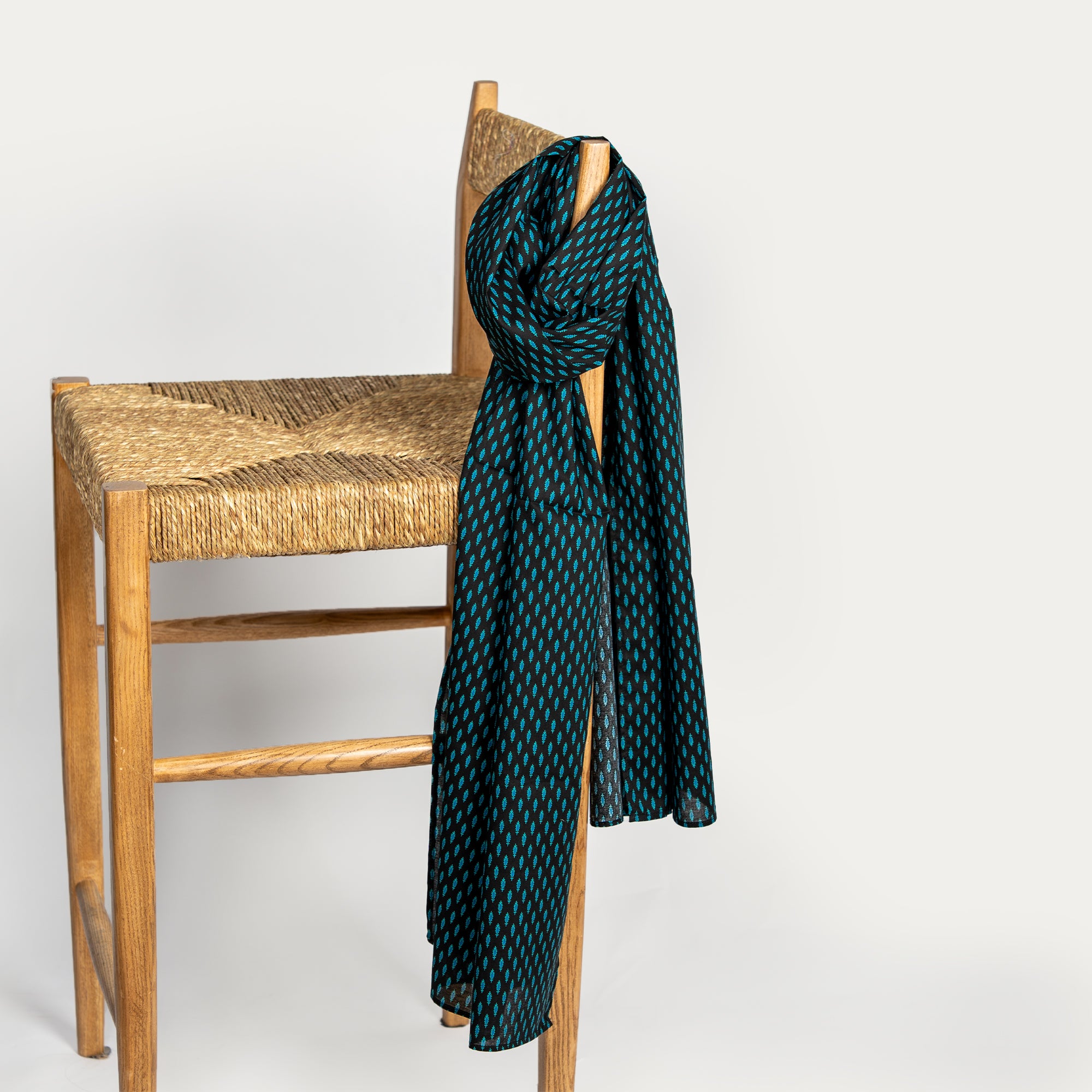 MANADE FEATHER SCARF BLACK ELECTRIC BLUE