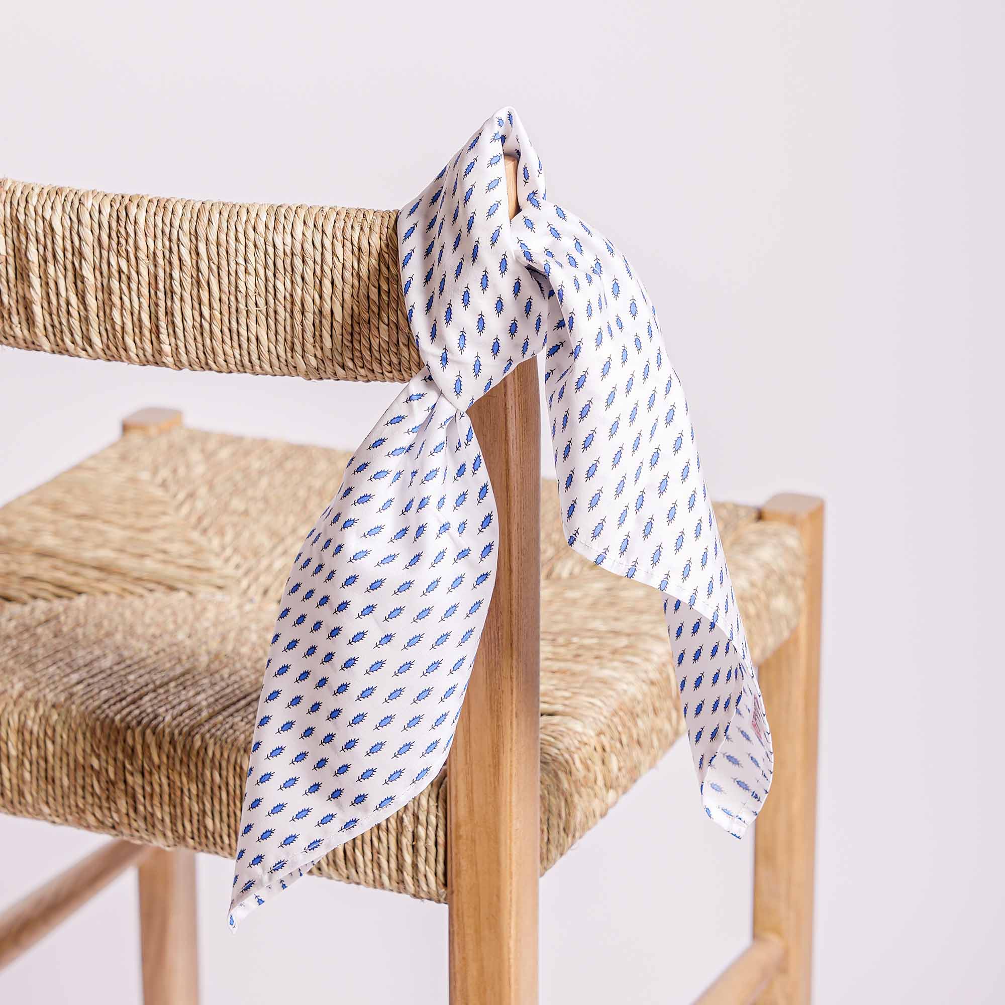 BLUE / WHITE FEATHER BANDANA