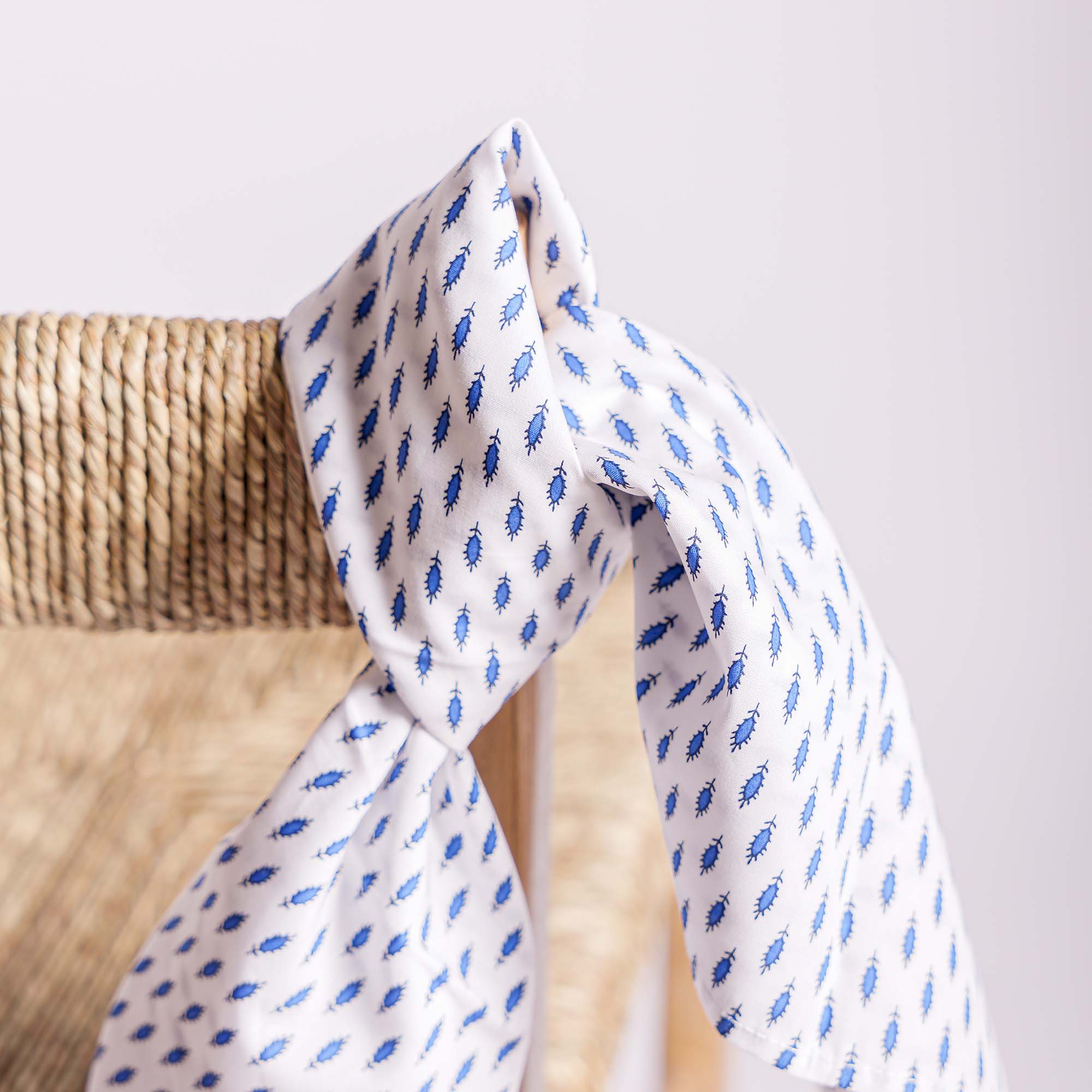 BLUE / WHITE FEATHER BANDANA